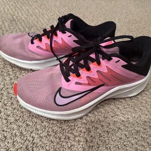 Nike Women's Black and Pink Athletic Shoes